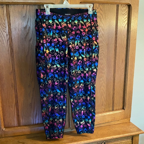 NWT torrid active rainbow skull high rise crop legging, hearts, stars, 1X - Picture 4 of 16